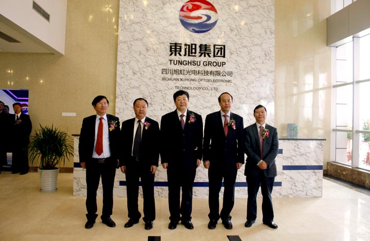 原四川省委常委、宣傳部部長(zhǎng)吳靖平（右二等與東旭集團(tuán)董事長(zhǎng)合影