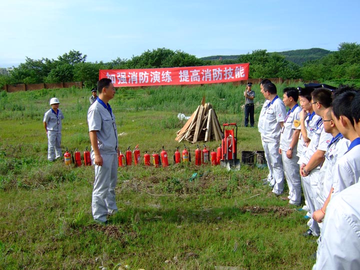 員工消防應急隊舉行消防演練